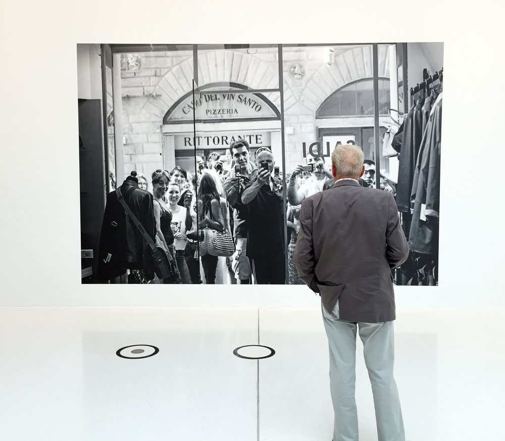 Der Beobachter! Brücke-Gast in de Leica-Ausstellung von Lenny Kravitz unter dem Titel "Flash" in Wetzlar 