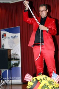 Magier Carsten Skill verzauberte die Zuschauer beim Brücke-Festabend